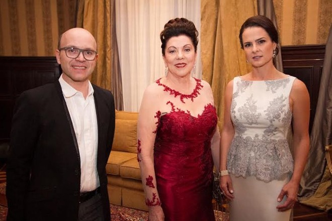 O designer de jóias Marcelo Alarcón, a castelã Vera Lupion e Danielle Lupion |