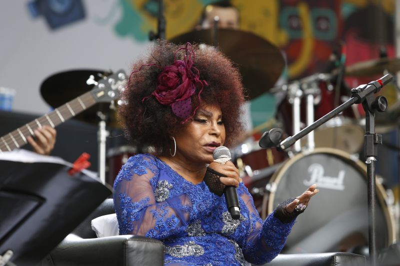 A cantora Elza Soares começou o show por volta do meio-dia na Boca maldita. | Henry Milléo/Gazeta do Povo