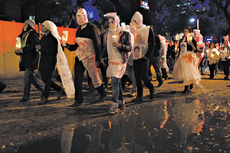 Protestos como o realizado na Cidade do México se espalharam pelo país todo depois da notícia de que os 43 estudantes desaparecidos passaram por uma batida policial | Tomas Bravo/reuters