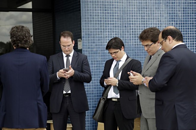 Advogados dos presos na operação Lava Jato aguardam visitas de familiares do lado de fora da sede da Polícia Federal | 