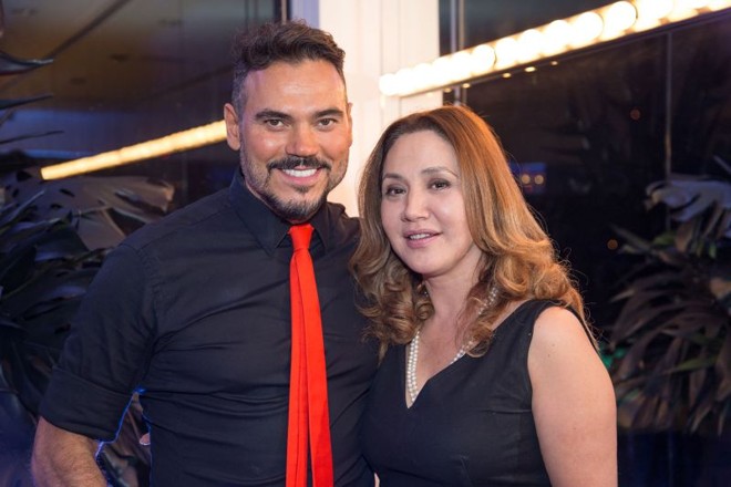 Viktor Gonçalves e o time Vimax Beauty apresentaram em tarde prestigiada o look verão em cabelo e maquiagem. No clic, o badalado coiffeur e a conceituada doutora Denise Barbara |