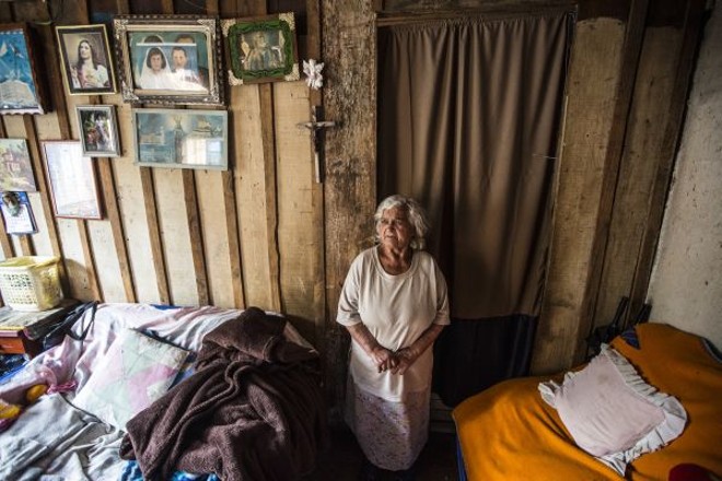 Na parece, gravuras de santos se misturam a fotos familiares | 
