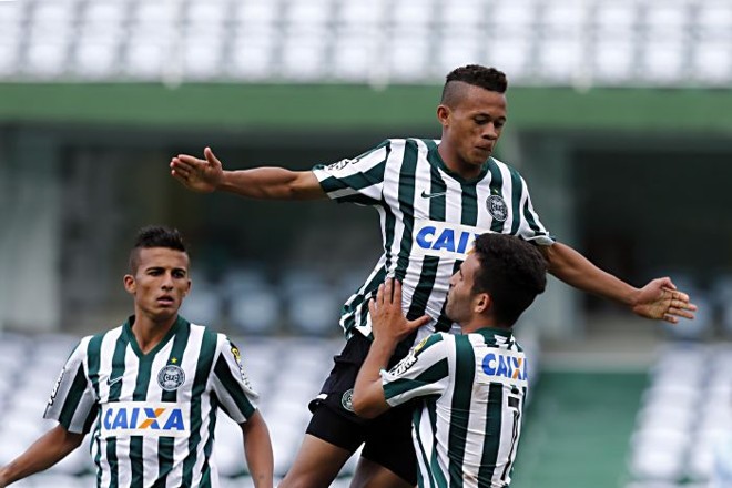 Lateral Rodrigo Ramos comemora gol do Coritiba na decisão do Paranaense sub-20 contra o Londrina |