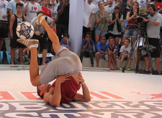 Charly Iacono realiza trick, enquanto público acompanha com atenção. | 