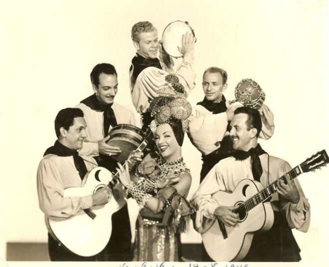 Bando da Lua, com a cantora Carmen Miranda; Aloysio de Oliveira é o de bigode e violão, à direita na foto |
