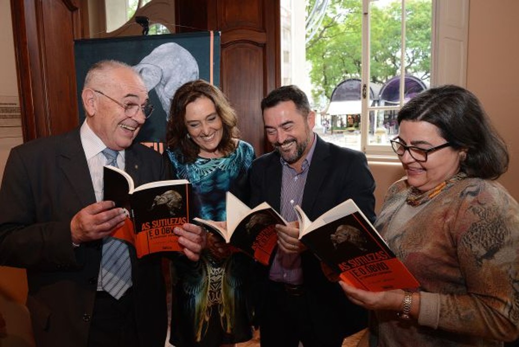 Ohead hunterBernt Entschev (à esq.), o secretário de Comunicação Social da prefeitura de Curitiba, Gladimir Nascimento, e a diretora da Agência Curitiba de Desenvolvimento, Gina Paladino (à dir.), prestigiaram o lançamento do livroAs Sutilezas e o Óbvio da Comunicação Corporativa, da jornalista Sulamita Mendes (ao centro), que movimentou o Paço da Liberdade na última quarta-feira