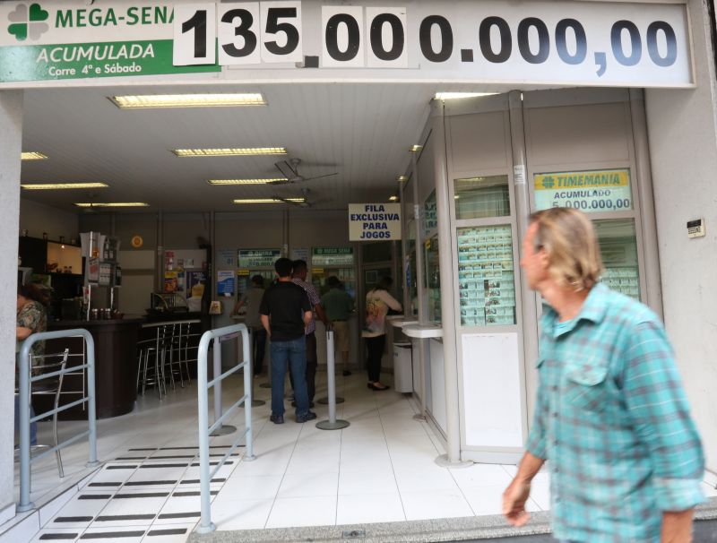 Prêmio deste sábado é o maior da história da Mega-Sena comum | Ivonaldo Alexandre/Gazeta do Povo
