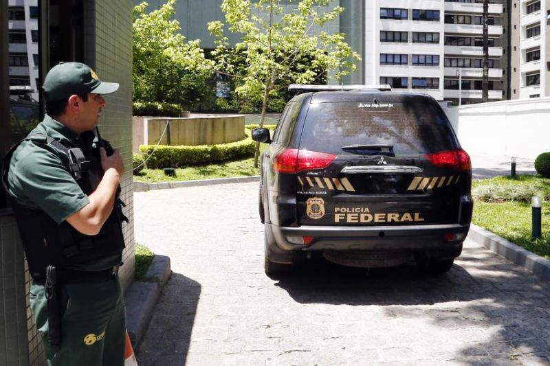 O doleiro Alberto Youssef ao chegar para depor na sede da Justiça Federal em Curitiba nessa segunda-feira (10) | Albari Rosa / Agência de Notícias Gazeta do Povo