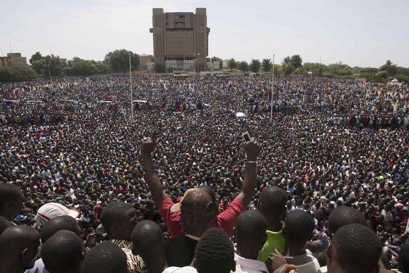 Protesto na Place de la Nation, em Uagadugu, capital de Burkina Fasso Compaoré planejava se reeleger pela quinta vez | Joe Penney/Reuters