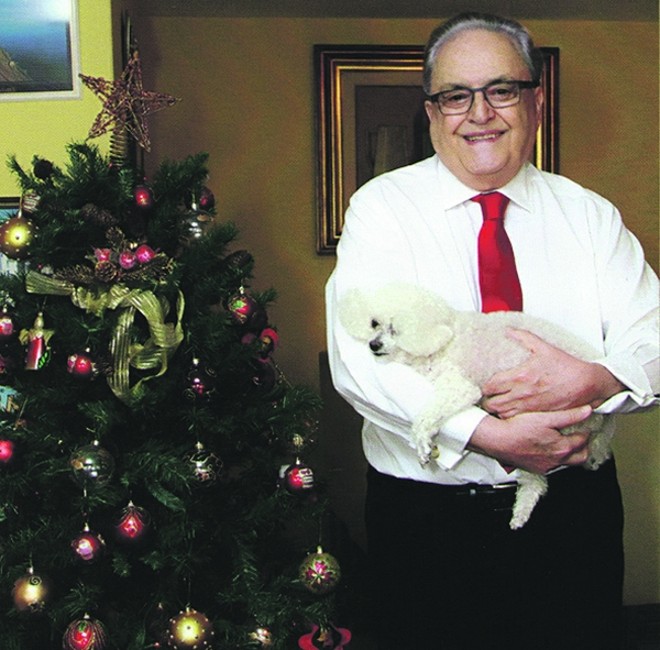 Este é o cartão de Natal com que o advogado Fernando Antonio Miranda felicita os amigos. Posa acariciando Jade, sua poodle toy, um dos seus mimos, como é também Tareco, o imponente gato persa |