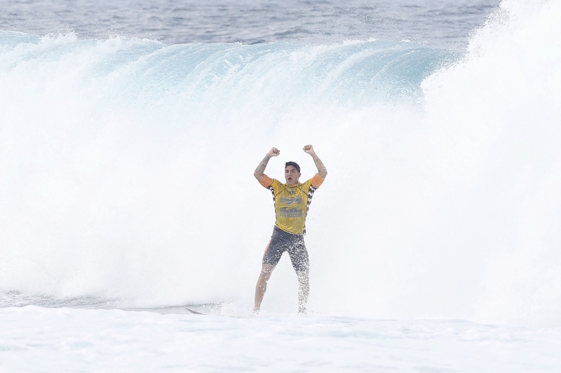 Gabriel Medina deixa a onda comemorando o bom desempenho no Havaí: título mundial é a consolidação do surfista entre os grandes da modalidade | Thiago Bernardes / Frame/Folhapress