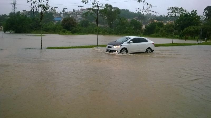 Muita água no Parque Tingui, por causa da forte chuva desta segunda-feira | Henry Milléo/Gazeta do Povo
