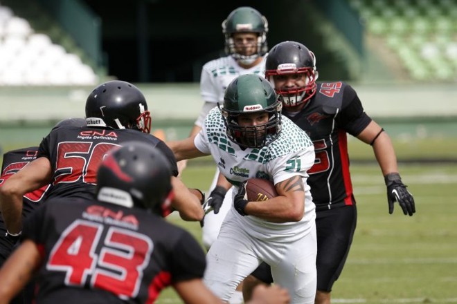 Running back Mullet, do Crocodiles, tenta passar pela marcação do Espectros |
