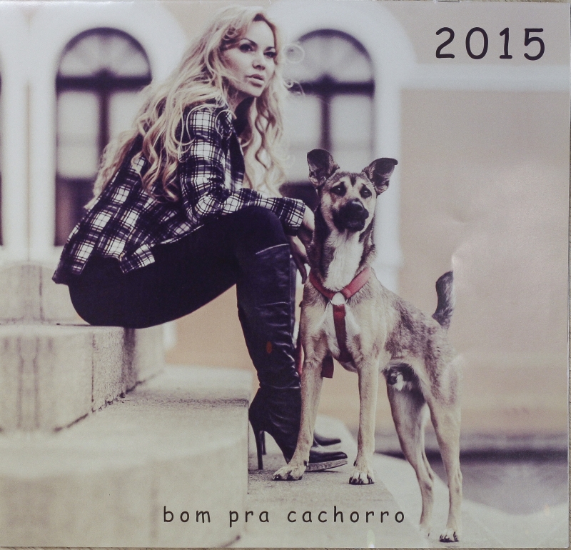 A modelo Adriana Biega posa com um de seus cães para a capa de seu calendário 2015 na escada da Igreja do Rosário, no Largo da Ordem | Daniel Castellano/Reprodução