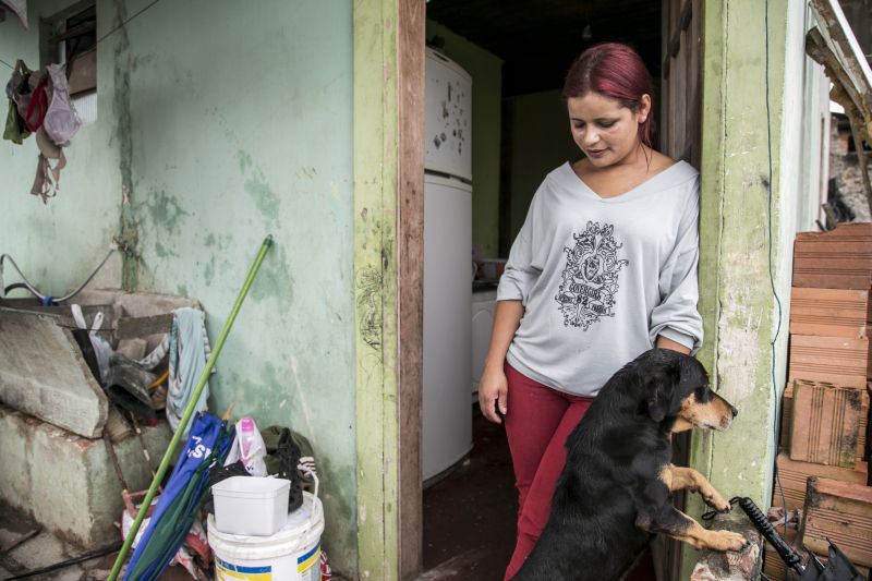 Com quatro filhos e renda mensal de R$ 300, a diarista Maria Eunice Pereira não se cadastrou e perdeu o benefício há dois anos | Marcelo Andrade/Gazeta do Povo