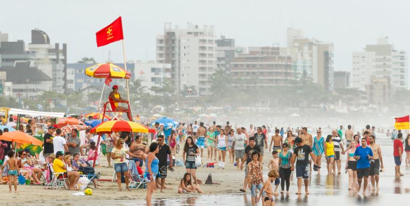 Apesar de não ter sol, beira-mar estava movimentada em Matinhos | Hugo Harada/Gazeta do Povo