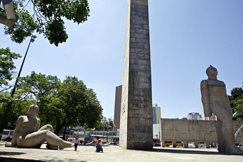 Data é lembrada em logradouro de Curitiba, a Praça Dezenove de Dezembro, mais conhecida como praça do Homem Nu | Priscila Forone/Agência de Notícias Gazeta do Povo