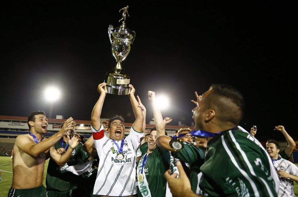 Nos pênaltis, Nova Orleans é campeão da Suburbana 2014 Jogadores do Nova Orleans levantam a taça da Suburbana | Hugo Harada / Gazeta do Povo