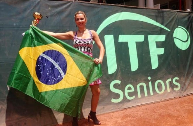 Ampliando galeria de troféus, a tenista Monica Gulin venceu o Torneio ITF Seniors Alfredo Trullenque, realizado em Santiago, Chile. Em março de 2015, ela será a capitã da equipe brasileira, categoria 40 anos, no Mundial de Tênis, na Turquia |