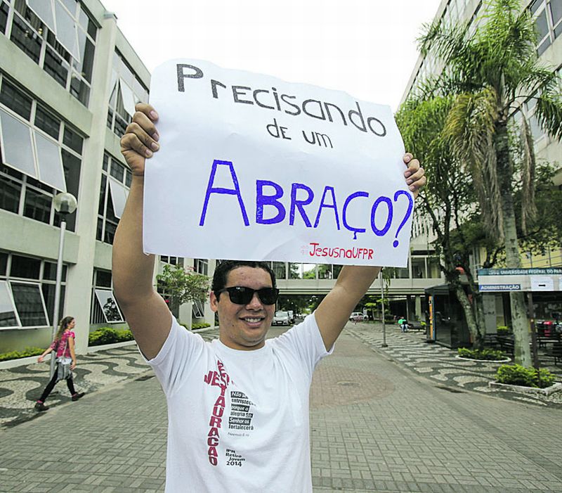 Voluntários como Thiago Rodrigues distribuiram "abraços" | Daniel Castellano/Gazeta do Povo