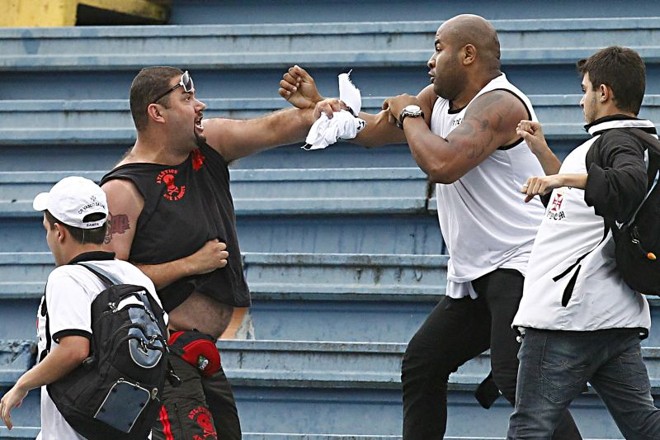 O confronto entre atleticanos e vascaínos deixou o jogo parado por mais de uma hora. |