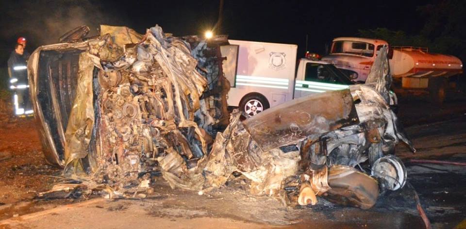 Após a batida, micro-ônibus e carro pegaram fogo | Divulgação / Berimbau Notícias