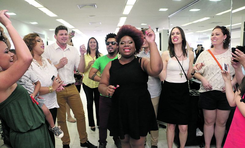 A cantora Michele Mara durante oflash mobque pegou de surpresa as clientes e profissionais do salão Torriton Taunay no último sábado, a convite dohair stylistRoderlei Andrade. Ela surgiu cantando a músicaOh, happy day...e logo todos se juntaram em torno dela | Kauana Bechtloff