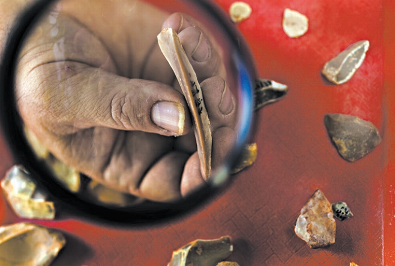 Evidências de ferramentas reutilizadas são comuns. Uma superfície mais antiga é escavada em uma borda | Rina Castelnuovo para The New York Times