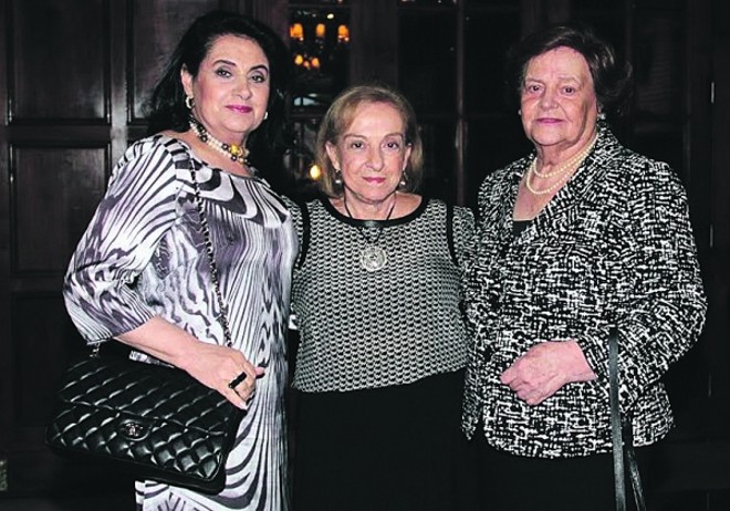 A Sabedoria dos Mitos Gregos foi tema da palestra da professora Maria Comninos em recente evento do Graciosa Country Club. Na foto, a distinguida mestra ladeada pelas amigas Elizabeth Kotzias e Issodia Atherino Kotzias |