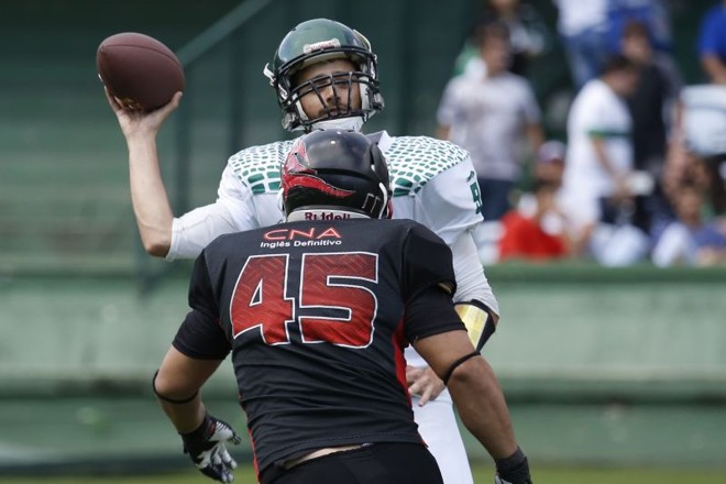 Quaterback Toddy lança a bola na decisão entre Coritiba Crocodiles e João Pessoa Espectros |