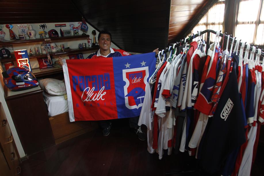 Thicolor mostra parte da coleção de objetos oficiais do Paraná: sempre que vai ao clube, volta com um novo item para casa | Jonathan Campos / Gazeta do Povo