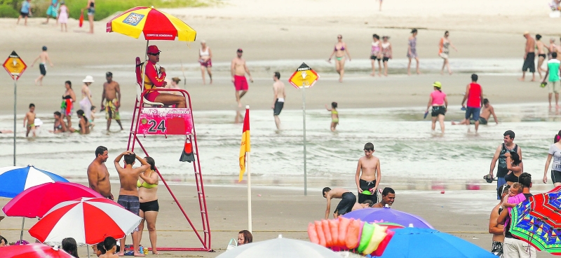 A recomendação é para que os banhistas busquem áreas próximas aos postos de monitoramento | Hugo Harada/Gazeta do Povo