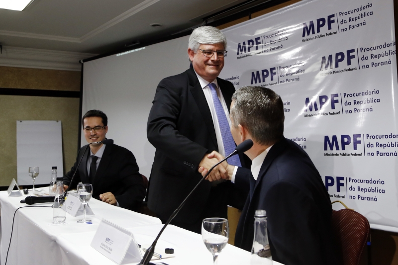 Rodrigo Janot cumprimenta procurador: Estamos longe do final | Albari Rosa/Gazeta do Povo