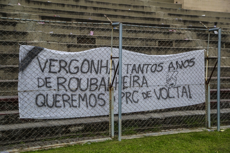 Torcida protestou no último jogo do Paraná na Série B | Lineu Filho/Tribuna