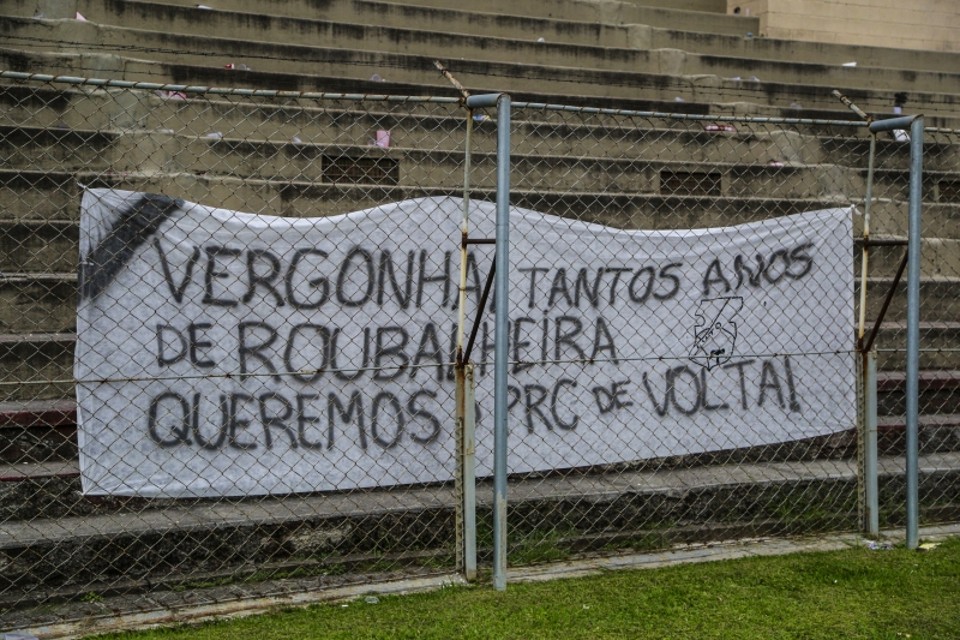 Torcida protestou no último jogo do Paraná na Série B | Lineu Filho/Tribuna