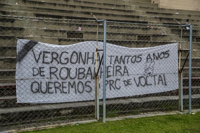 Torcida protestou no último jogo do Paraná na Série B | Lineu Filho/Tribuna