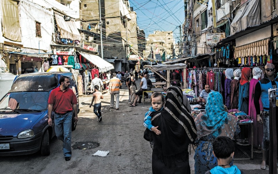 O principal mercado no campo de refugiados de Shatila, um dos dois assentamentos que crescem rapidamente na periferia de Beirute, no Líbano | Bryan Denton para The New York Times