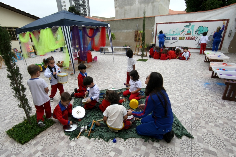 Pátio é dividido em territórios temáticos com diferentes materiais e conteúdos | Aniele Nascimento/Gazeta do Povo