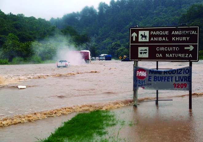 A PR-092 ficou interditada por 12 horas ontem por causa da chuva |