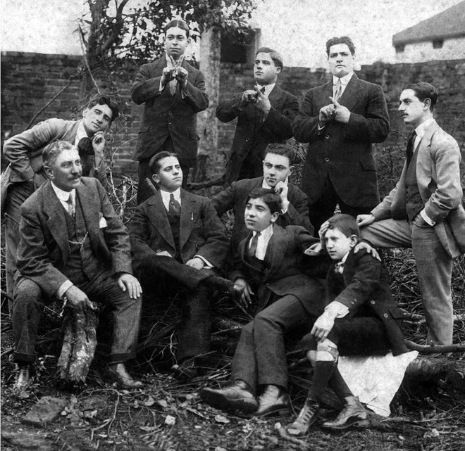 Em pé, Salvador de Ferrante é o quinto da esquerda para a direita, em imagem de 1926 |