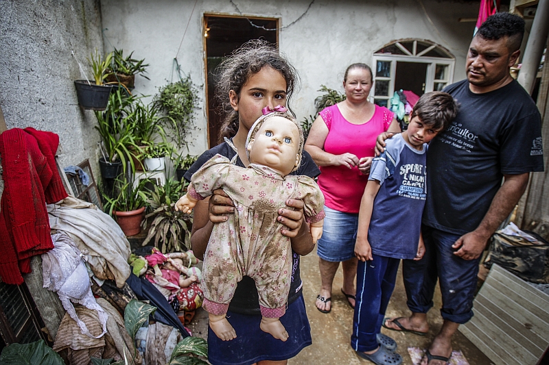 Elisama Ferreira, 9 anos, perdeu todas as bonecas por causa da enchente e também não ganhou presentes neste natal | Daniel Castellano / Agência de Notícias Gazeta do Povo