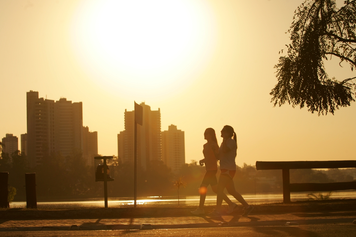 Pôr-do-sol no lago Igapó, um dos cartões postais de Londrina | Gilberto Abelha/Agência de Notícias Gazeta do Povo/Arquivo