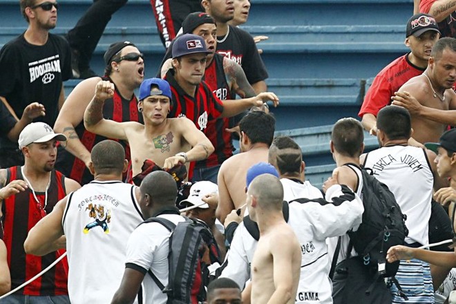 O confronto entre atleticanos e vascaínos deixou o jogo parado por mais de uma hora. |