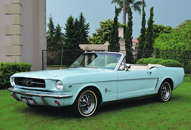 Setembro - Mustang V8 289 conversível 1965: O médico Suehiro Takashima Jr. faz questão de usar a primeira geração do esportivo no seu dia a dia e não apenas para exposições do gênero. Também preferiu a cor arcadian blue, ou baby blue, como ficou conhecida esta tonalidade do carro, fugindo do tradicional vermelho puro sangue. O modelo quase não se difere da primeira versão do Mustang, lançada em meados de 1964. O motor é um 298 V8, de 195 cv, com câmbio automático de três marchas |
