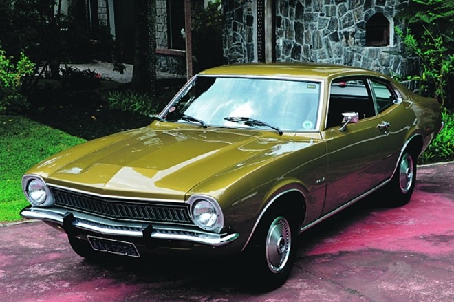 Maio - Ford Maverick Super Luxo V8 1976: A versão trazia todos os opcionais disponíveis para o carro na época, como direção hidráulica e câmbio automático de três velocidades. O único opcional ausente era o ar-condicionado. O exemplar do calendário foi adquirido novo por Eurico Bettega para presentear a esposa, que teve de recusá-lo por achar o veículo violento demais, segundo relata o neto e advogado Luiz Fernando Bettega, 38 anos, atual proprietário. O motor V8 302 do Maverick gera 190 cv |