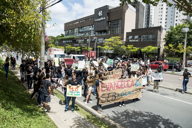 Estudantes de Medicina da Faculdade Evangélica protestaram por mais transparência na administração da instituição nesse mês | Henry Milleo/Gazeta do Povo