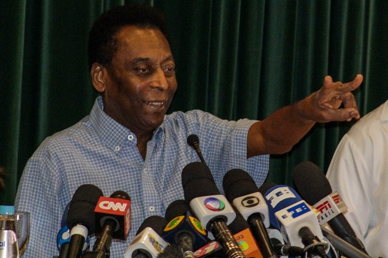 Pelé concedeu entrevista coletiva ao deixar o hospital nesta terça-feira | Renato Mendes / folhapress