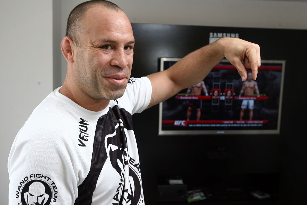 Wanderlei Silva com um dos seus bonequinhos do UFC: guerra aberta contra os donos do MMA. | Felipe Rosa/ Arquivo/ Gazeta do Povo