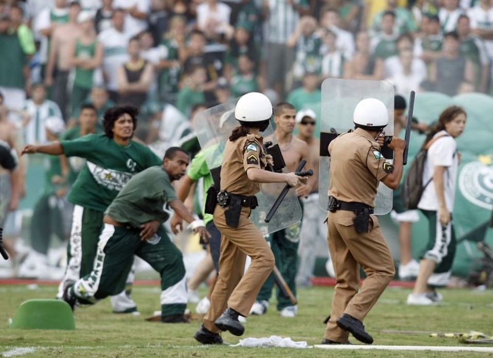 Torcedores partiram para o confronto direto com policiais. | Daniel Castellano/ Gazeta do Povo