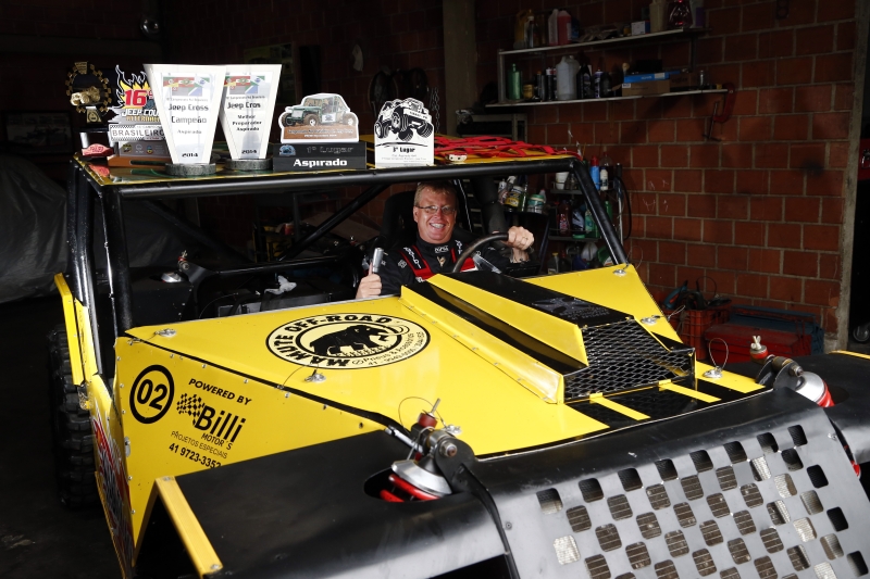 Renato Simon Bouwman com o jipe e os troféus de campeão sul-brasileiro de Jeep Cross: meta para o próximo ano é manter o caneco no estado | Albari Rosa/Gazeta do Povo